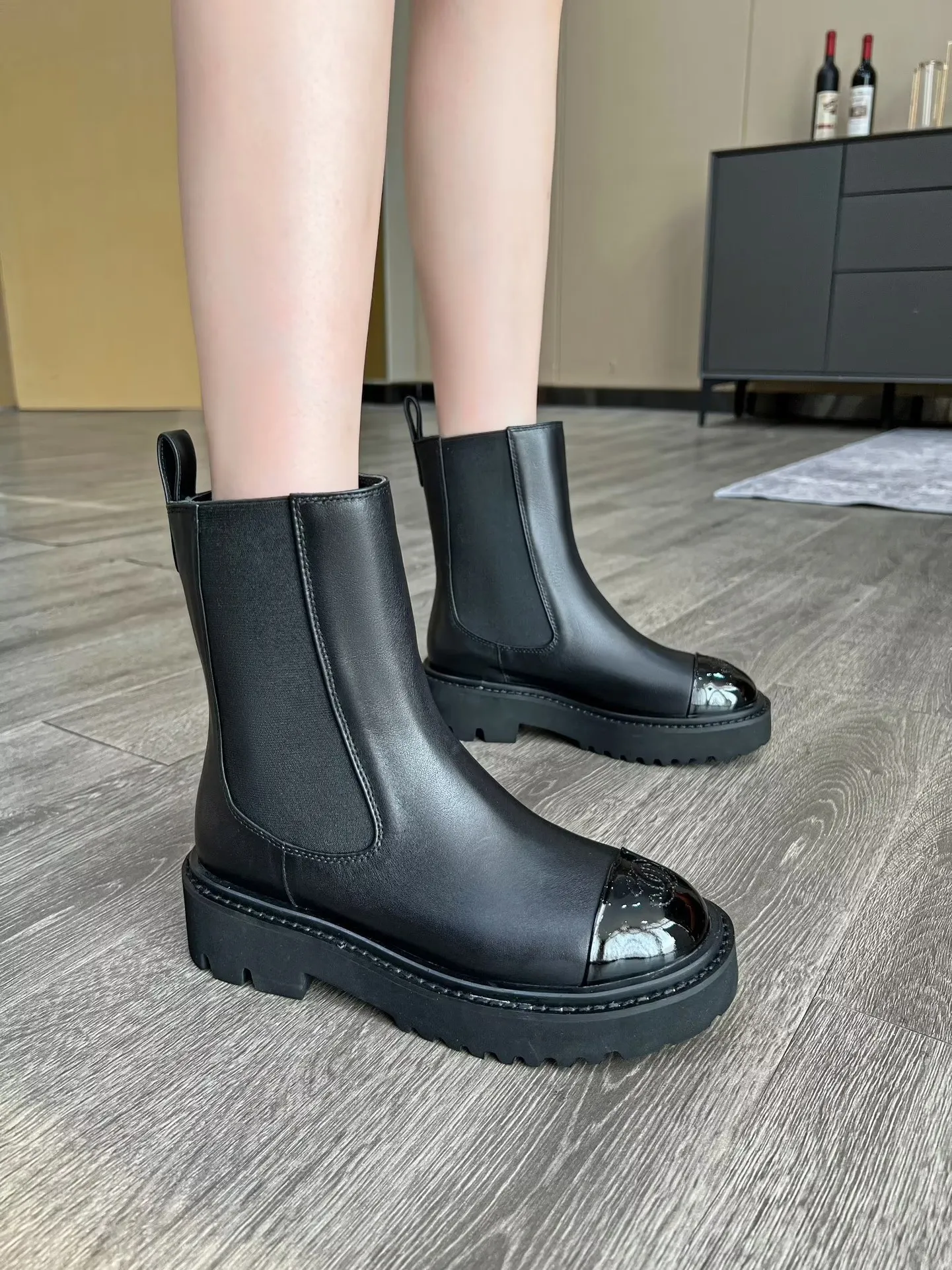 👟👟Ex-factory price 560👟👟 Autumn and winter new Chanel Chanel ankle boots original model opening✅ Elastic design on both sides, super easy to put on and take off, toe logo electric embroidery Fabric: cowhide🐂 Lining/foot pad: cowhide Foam outsole Color: black Code number: 34-41 (34, 41 need to be customized) Packing: cloth bag card